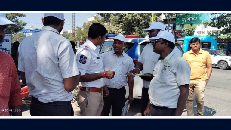 వాహనదారులకు రోడ్డు భద్రతా నియమాలపై అవగాహన