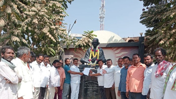 BRS leaders petitioned for Gandhi statue