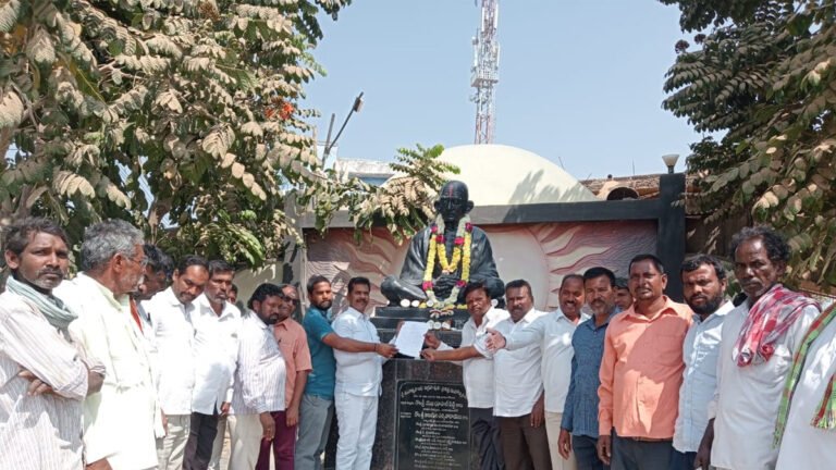 BRS leaders petitioned for Gandhi statue