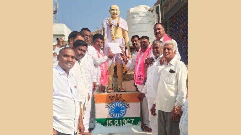 BRS leaders presented a petition to the statue of Gandhi on the occasion of Gandhi's death anniversary asking the Congress government to immediately implement the promises made