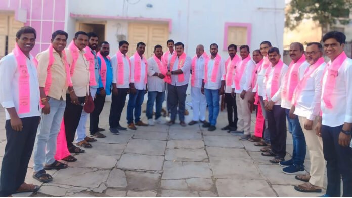 Backlash in the home village of State Mark Paid Director Jaganmohan Reddy is a massive influx from the Congress party into the BRS party. Backlash in the home village of State Mark Paid Director Jaganmohan Reddy is a massive influx from the Congress party into the BRS party.