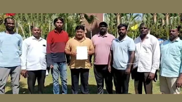 Community leaders complained to the collector to pay the bill of 12 lakhs to Mathu Cooperative Society. Community leaders complained to the collector to pay the bill of 12 lakhs to Mathu Cooperative Society.
