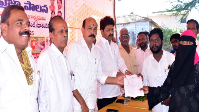 Congress party with promises of implementation... If this kind of rule continues, Telangana state will fall Congress party with promises of implementation... If this kind of rule continues, Telangana state will fall...