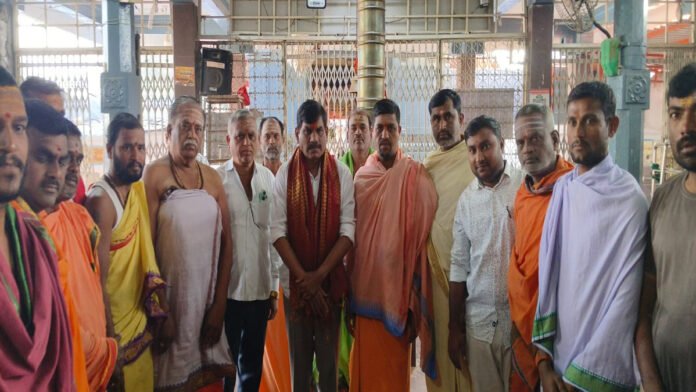 Former MP BB Patil worships in Ketaki