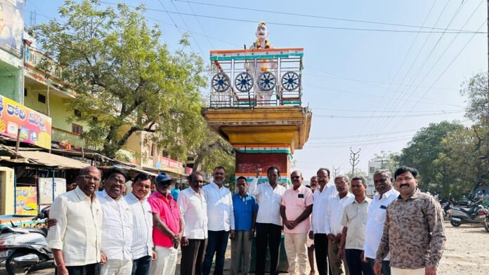 Leaders of Arya Vaishya affiliated communities paid tribute to Father of the Nation Mahatma Gandhi with flowers. Leaders of Arya Vaishya affiliated communities paid tribute to Father of the Nation Mahatma Gandhi with flowers.