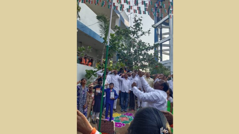Municipal Vice Chairman Praveen Kumar unfurled the flag in the Republic Day program