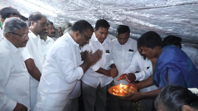 On the occasion of Mukkoti Ekadashi, Congress Narsapur Constituency Incharge Avula Raju Reddy visited Shri Lakshmi Narasimha Swamy in Astalpur village. On the occasion of Mukkoti Ekadashi, Congress Narsapur Constituency Incharge Avula Raju Reddy visited Shri Lakshmi Narasimha Swamy in Astalpur village.
