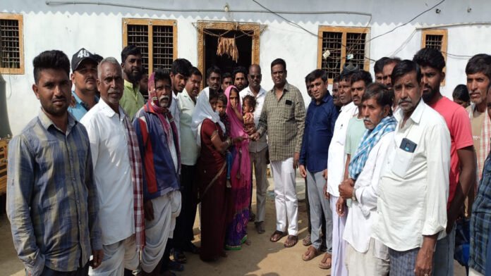 Pabba Mahesh Gupta visited many families and provided financial assistance