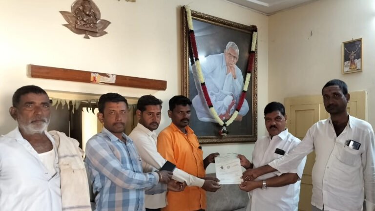 Patholla Sudhakar Reddy and district Congress leaders handed over the CMR checks to the beneficiaries