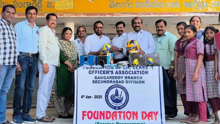 పోతిరెడ్డిపల్లి లోని జిల్లా పరిషత్ ఉన్నత పాఠశాల విద్యార్థులకు క్రీడా సామాగ్రి అందజేత