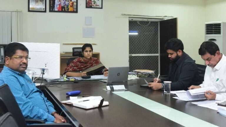 ఇందిరమ్మ ఇళ్ల సర్వే వేగవంతం చేయాలి – కలెక్టర్ వల్లూరు క్రాంతి