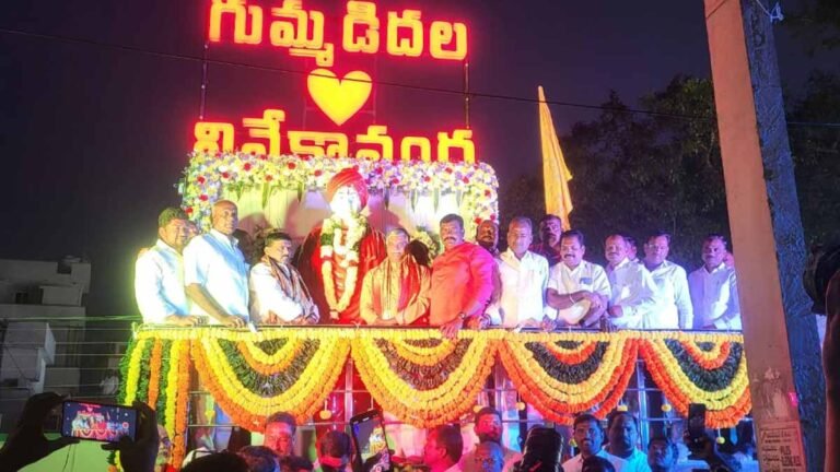 వివేకానందుని అడుగుజాడల్లో యువత నడవాలి
