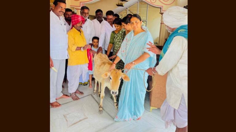 ఆవును దానం చేసిన ఎమ్మెల్యే సునీత లక్ష్మారెడ్డి
