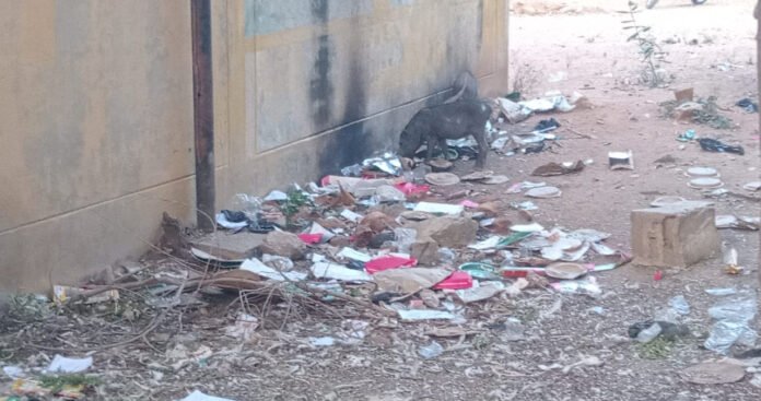 Surroundings of government offices are smelly