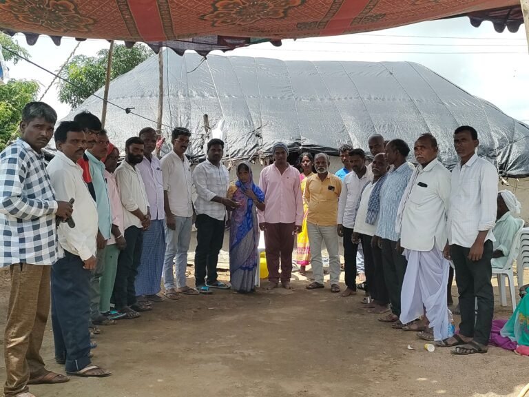 బాధిత కుటుంబానికి ఆర్థిక సహాయం అందజేసిన మాజీ ఎమ్మెల్యే